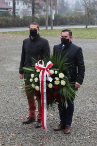 Władze samorządowe Miasta Wisła składają okolicznościowe kwiaty pod  pomnikiem Poległym i Walczącym o Polskość i Wolność Ojczyzny